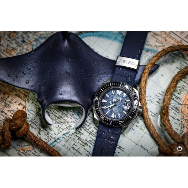 Seiko Prospex Save the Ocean ‘King Samurai’ SRPF79K1 е автоматичен Diver Special Edition с впечатляващ син текстуриран циферблат, вдъхновен от океана и морските манти. Калибър 4R35, корпус 43,8 мм, сапфир с увеличителна лупа, керамична вложка на безела, LumiBrite и водоустойчивост Diver’s 200 m съчетават емблематичния Samurai дизайн с професионална дайвърска конструкция.