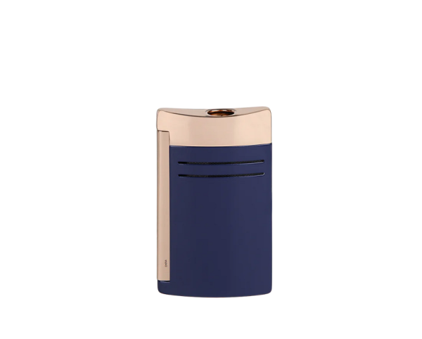 S.T. Dupont Maxijet Dragon Blue and Pink Gold (20173 / REF 020173) е впечатляваща луксозна запалка от колекцията Dragon, съчетаваща наситен кралскосин лак с изискани детайли с финиш в розово злато. Ергономичният метален корпус крие мощен син Jet/Torch пламък, който осигурява бързо и прецизно запалване и прави модела отличен избор за ценителите на пурите. С компактни размери 64 × 37 × 12 mm и тегло само 63 g, Maxijet е удобна за ежедневно носене, без да губи усещането за истински премиум аксесоар. Dragon Blue and Pink Gold съчетава символиката на силата и успеха с характерния френски savoir-faire на S.T. Dupont – престижен избор за лична колекция или специален подарък.