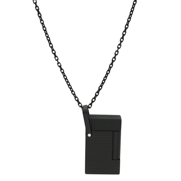 S.T. Dupont Lighter Necklace Diamond Head Black (K27068CH) е иновативен луксозен аксесоар, който съчетава елегантно колие и висококачествена газова запалка. Изработен с емблематичната текстура Diamond Head Guilloché и устойчиво матово черно PVD покритие, моделът впечатлява със своя модерен дизайн и безупречна изработка. Запалката е прикрепена към сваляема регулируема верижка с дължини 80, 85 и 90 см, което позволява да се носи като стилно бижу или да се използва самостоятелно. С компактни размери 43 × 25 × 10 mm, тегло само 43 g и мек жълт пламък, K27068CH е изключителен избор за ценители на луксозните аксесоари, които търсят съчетание между функционалност, престиж и съвременен дизайн.