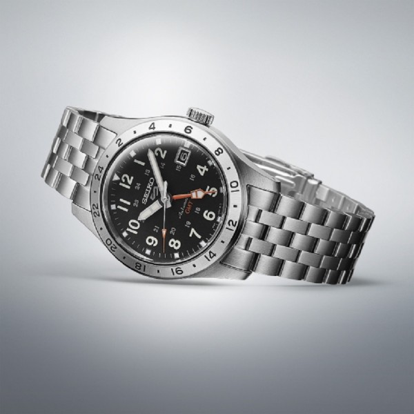 Seiko 5 Sports Field ‘Deploy’ Mechanical GMT SSK023K1 е автоматичен GMT часовник с черен field циферблат, контрастна GMT стрелка и стоманен корпус 39,4 мм. Калибър Seiko 4R34, 41 часа резерв на хода, извит Hardlex, LumiBrite, прозрачен заден капак и водоустойчивост 100 m съчетават приключенски характер, функционалност и класическа японска механика.