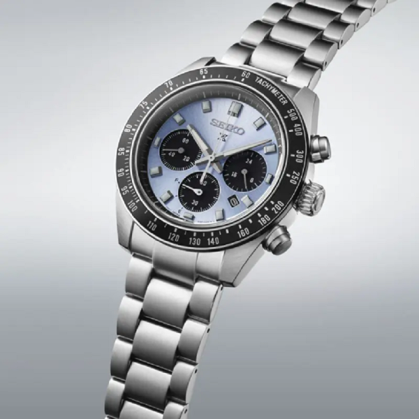 Seiko Prospex ‘Crystal Trophy’ Speedtimer SSC935P1 е соларен хронограф с впечатляващ светлосин циферблат, вдъхновен от блясъка на кристалните спортни трофеи. Соларен калибър V192, корпус 41,4 мм, извит сапфир-кристал, хронограф, тахиметър и водоустойчивост 100 m съчетават спортното наследство на Speedtimer със съвременна японска прецизност.