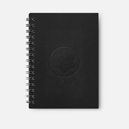 Montblanc Envelope Notebook Refill #146 Small Black – Calendar 18 Months (MB133119) е оригинален календарен пълнеж за органайзерите Montblanc Sartorial Envelope Notebook и Meisterstück Selection Soft Envelope Notebook. Произведен в Италия, той включва 18-месечен календар за периода от септември 2024 до февруари 2026, формат 150 × 210 mm и практична спирална конструкция с метални копчета за бързо закрепване към кожения органайзер. Идеалният избор за професионалисти, които ценят отличната организация и безупречното качество.
