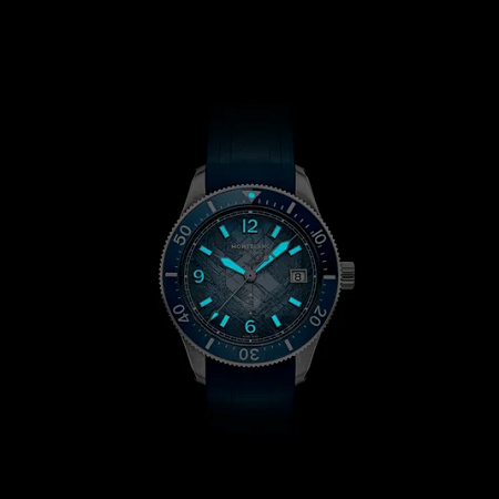 Montblanc Iced Sea Automatic Date 0 Oxygen е професионален швейцарски водолазен часовник, създаден за хора, които търсят надеждност, характер и отличителен дизайн. Със своя 38 mm корпус от стомана, моделът предлага по-компактно и удобно присъствие на китката, без да прави компромис с техническите възможности на серията Iced Sea.