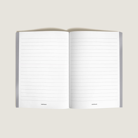 Montblanc Medium Paper Refill, Lined Pages (MB137130) е оригинален хартиен пълнеж с 96 листа с редове, предназначен за калъфите Montblanc Medium Note Holder. Висококачествената бяла хартия осигурява приятно усещане при писане, а форматът 150 × 210 mm предлага достатъчно пространство за бележки, срещи, идеи и ежедневни задачи. Произведен в Италия, този пълнеж е идеалният избор за продължаване на работата с любимия ви Montblanc Note Holder.