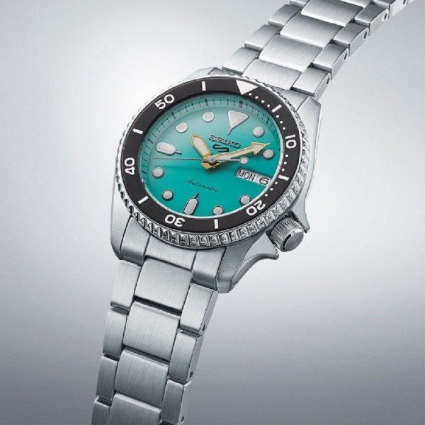 Seiko 5 Sports SRPK33K1 SKX ‘Midi’ Teal е компактен автоматичен часовник с впечатляващ синьо-тюркоазен циферблат и стоманен корпус 38 мм. Калибър Seiko 4R36, 41 часа резерв на хода, ден и дата, Hardlex, LumiBrite, въртящ се безел и водоустойчивост 100 m съчетават емблематичния SKX дизайн със съвременен комфорт.