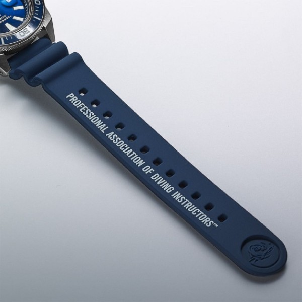 Seiko Prospex ‘Great Blue’ ‘Samurai’ PADI SRPJ93K1 е автоматичен дайвърски часовник с впечатляващ син циферблат, вдъхновен от светлината върху океанската повърхност. Калибър 4R35, корпус 43,8 мм, сапфир с лупа, керамичен безел, силиконова каишка и водоустойчивост Diver’s 200 m съчетават характерния Samurai дизайн с професионалния дух на Seiko Prospex и PADI.