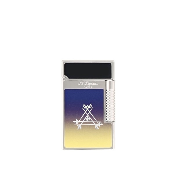 S.T. Dupont Le Grand Dupont Montecristo La Nuit (C23035) е впечатляваща луксозна запалка, създадена в партньорство с легендарната марка пури Montecristo. Корпусът от висококачествен месинг е завършен с естествен син лак с преливащ ефект и паладиево покритие. Едната страна носи сребристото лого на Montecristo, а другата е украсена с изящни мотиви на слънцето и луната, които изграждат характерната идентичност на La Nuit. Моделът разполага с двойна система на запалване, позволяваща избор между деликатен мек пламък за постепенно затопляне на пурата и мощен Torch пламък за прецизно запалване. С размери 6,6 × 3,9 × 1,4 cm, Le Grand Dupont Montecristo La Nuit съчетава френското savoir-faire на S.T. Dupont с културата и ритуала на Montecristo в един изключителен аксесоар за истински ценители.