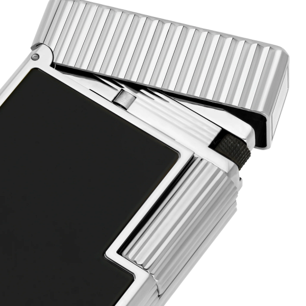 S.T. Dupont Ligne 1 Lacquered Lighter Silver (C14121) е съвременната интерпретация на първата луксозна запалка, създадена от S.T. Dupont. Изработена от масивен месинг, с високогланцов черен естествен лак, вертикално гилоширане и елегантен паладиев финиш, тя впечатлява с изискан дизайн и безупречно качество. Запалката разполага с легендарния звук Cling при отваряне и двоен мек жълт пламък, които превръщат серията Ligne 1 в една от най-емблематичните в историята на S.T. Dupont. Произведена във Франция, тя е престижен аксесоар за ценители на класическия стил и изключителното майсторство.