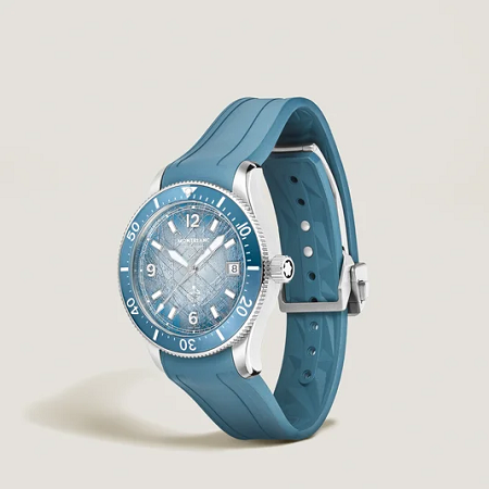 Montblanc Iced Sea Automatic Date 0 Oxygen е професионален швейцарски водолазен часовник, създаден за хора, които търсят надеждност, характер и отличителен дизайн. Със своя 38 mm корпус от стомана, моделът предлага по-компактно и удобно присъствие на китката, без да прави компромис с техническите възможности на серията Iced Sea.