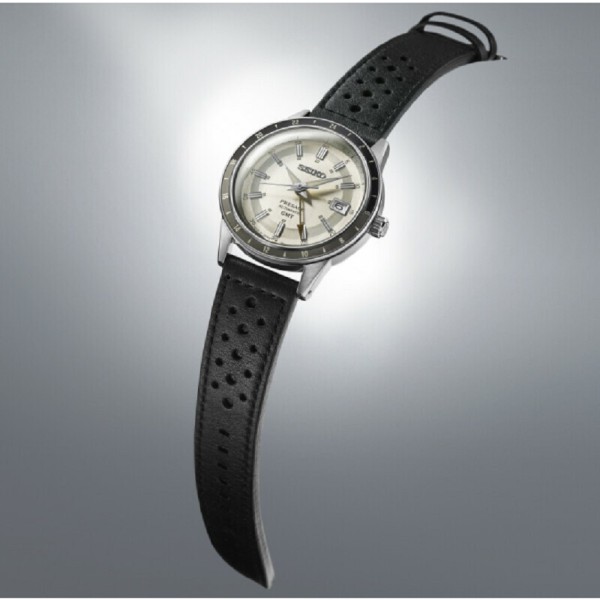 Seiko Presage Style60’s ‘Stone’ Road Trip GMT SSK011J1 е автоматичен GMT часовник, вдъхновен от Crown Chronograph от 1964 г. и класическите автомобили на 60-те. Светлосив Stone циферблат, калибър 4R34, 41 часа резерв на хода, корпус 40,75 мм, 24-часов безел и черна кожена каишка съчетават винтидж елегантност с практична GMT функционалност.