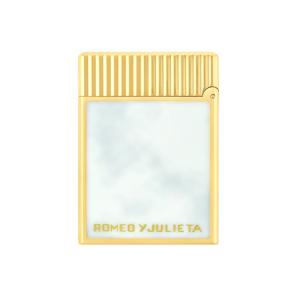S.T. Dupont Ligne 1 Romeo y Julieta (C14050CL) е ексклузивна колекционерска запалка, създадена по повод 150-годишнината на легендарната марка пури Romeo y Julieta. Изработена от месинг с високогланцов бял лак (Popoté), позлатен релефен медальон, вертикално гилоширане и покритие от жълто злато, тя впечатлява с безупречна изработка и неподражаем стил. Оборудвана е с двоен жълт пламък и емблематичния звук 