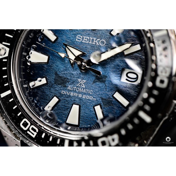 Seiko Prospex Save the Ocean ‘King Samurai’ SRPF79K1 е автоматичен Diver Special Edition с впечатляващ син текстуриран циферблат, вдъхновен от океана и морските манти. Калибър 4R35, корпус 43,8 мм, сапфир с увеличителна лупа, керамична вложка на безела, LumiBrite и водоустойчивост Diver’s 200 m съчетават емблематичния Samurai дизайн с професионална дайвърска конструкция.