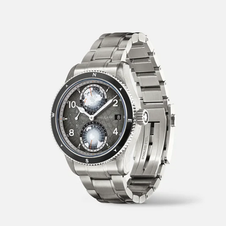 Швейцарски автоматичен часовник Montblanc с 42 mm титаниев корпус без кислород, тъмносив ледников циферблат, два въртящи се глобуса, World Time функция и регулируема титаниева гривна.