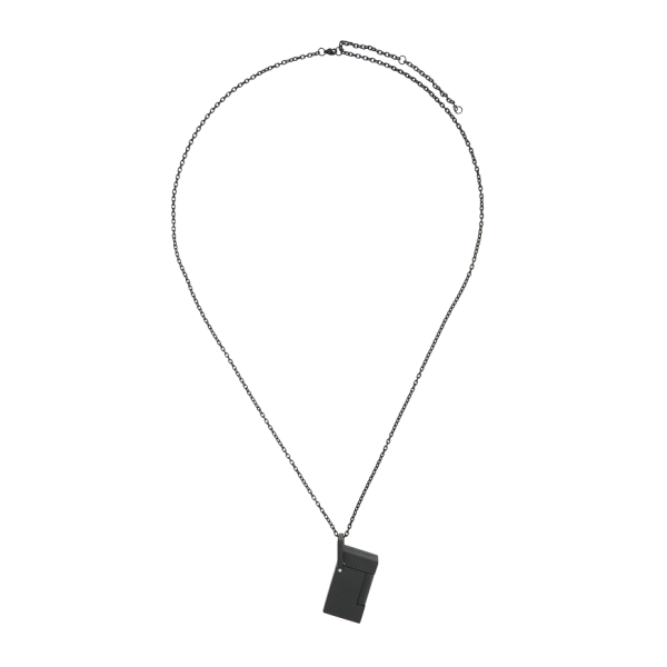 S.T. Dupont Lighter Necklace Diamond Head Black (K27068CH) е иновативен луксозен аксесоар, който съчетава елегантно колие и висококачествена газова запалка. Изработен с емблематичната текстура Diamond Head Guilloché и устойчиво матово черно PVD покритие, моделът впечатлява със своя модерен дизайн и безупречна изработка. Запалката е прикрепена към сваляема регулируема верижка с дължини 80, 85 и 90 см, което позволява да се носи като стилно бижу или да се използва самостоятелно. С компактни размери 43 × 25 × 10 mm, тегло само 43 g и мек жълт пламък, K27068CH е изключителен избор за ценители на луксозните аксесоари, които търсят съчетание между функционалност, престиж и съвременен дизайн.