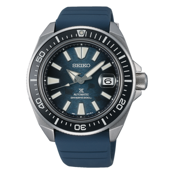 Seiko Prospex Save the Ocean ‘King Samurai’ SRPF79K1 е автоматичен Diver Special Edition с впечатляващ син текстуриран циферблат, вдъхновен от океана и морските манти. Калибър 4R35, корпус 43,8 мм, сапфир с увеличителна лупа, керамична вложка на безела, LumiBrite и водоустойчивост Diver’s 200 m съчетават емблематичния Samurai дизайн с професионална дайвърска конструкция.