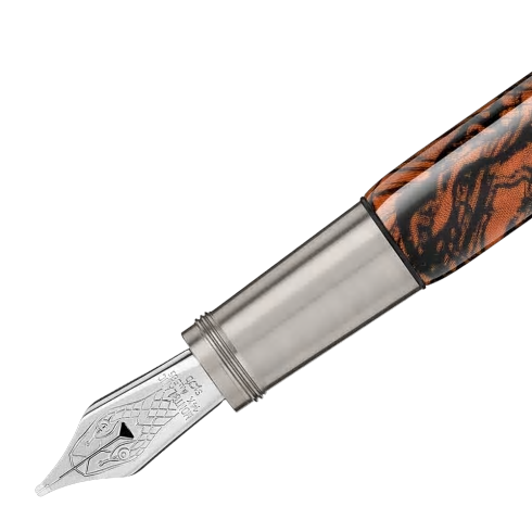 Montblanc Heritage Rouge et Noir Serpent Marble Special Edition (119852) е ексклузивна писалка, вдъхновена от легендарния модел Rouge et Noir от 1906 г. Корпусът с черно-коралов мраморен ефект, емблематичният ретро клипс във формата на змия и ръчно изработеното 14K (Au 585) златно перо с гравиран змийски мотив превръщат този модел в истинско колекционерско бижу. Благодарение на буталния механизъм за пълнене, писалката предлага автентично удоволствие от писането и безупречна функционалност. Моделът 119852 е създаден за ценители, които търсят съчетание от история, изкуство и легендарното майсторство на Montblanc.