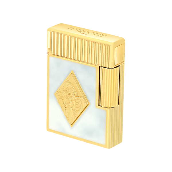 S.T. Dupont Ligne 1 Romeo y Julieta (C14050CL) е ексклузивна колекционерска запалка, създадена по повод 150-годишнината на легендарната марка пури Romeo y Julieta. Изработена от месинг с високогланцов бял лак (Popoté), позлатен релефен медальон, вертикално гилоширане и покритие от жълто злато, тя впечатлява с безупречна изработка и неподражаем стил. Оборудвана е с двоен жълт пламък и емблематичния звук 