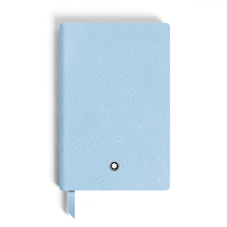 Montblanc Small Notebook, Saffiano Leather, Pale Blue – Lined Pages (MB135032) е компактен луксозен тефтер с корица от светлосиня телешка кожа със сафиано релеф и емблема Montblanc. Съдържа 76 листа с редове и практичен текстилен разделител. Размерът 90 × 140 mm и италианската изработка го превръщат в елегантен ежедневен аксесоар за бележки, задачи, идеи и планове.